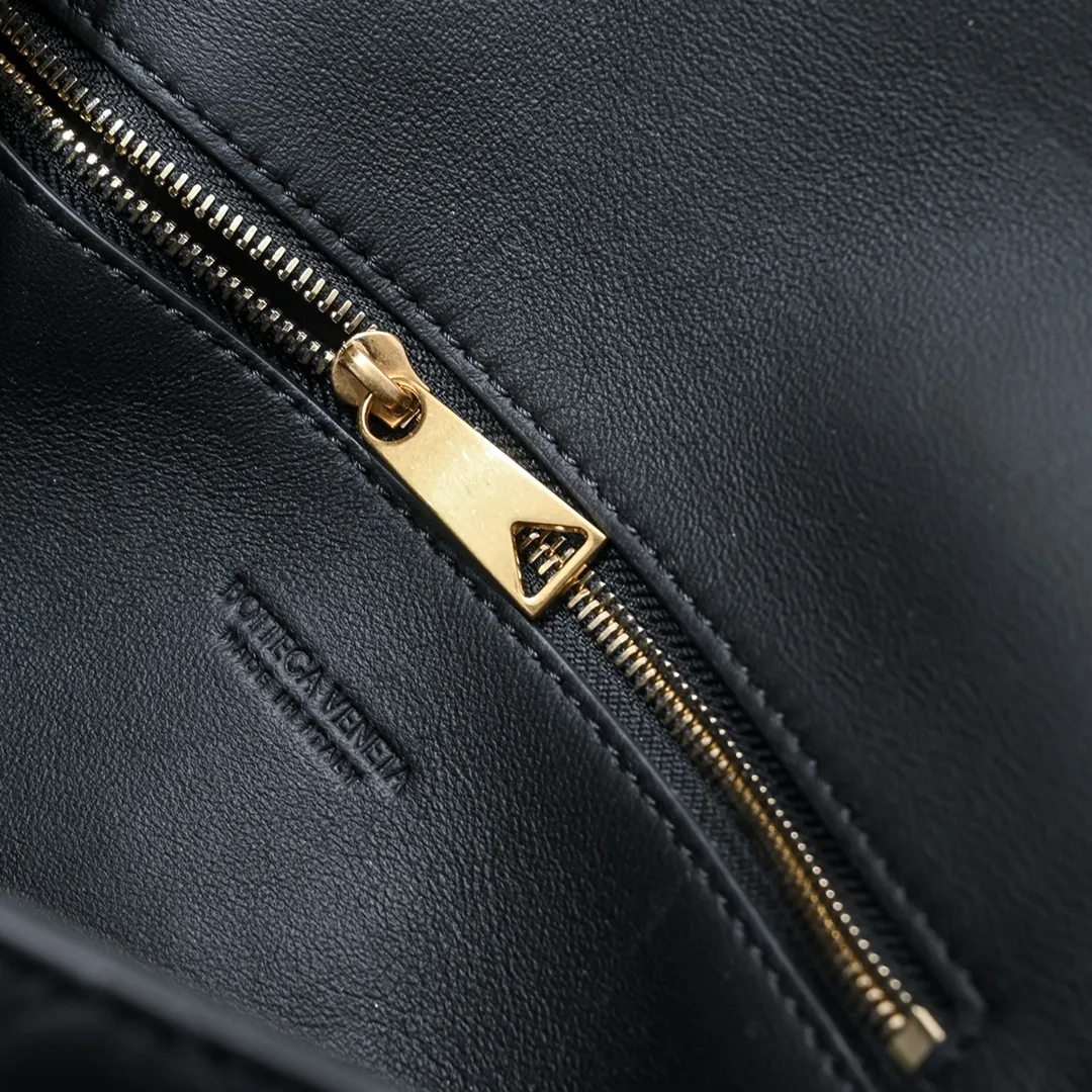 Batch 1420 Bottega Veneta's new style 🆕 mini andiamo bag is so pretty. The dark brown color is very versatile. It is high-end and casual and sexy. Andiamo is not only a commuter bag 🥰 It can be worn crossbody and carried by hand, and it is no problem to match it with evening wear. It can be matched with clothes casually, showing high-end elegance. Style number: 5545 Size: 21.5*13*4.5cm